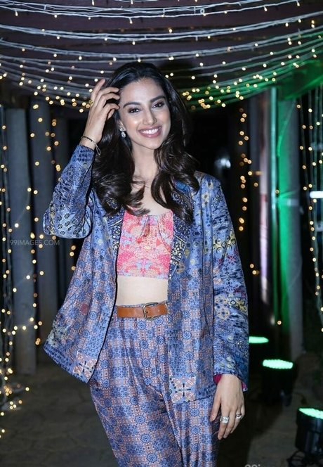 Meenakshi Chaudhary nudes model img