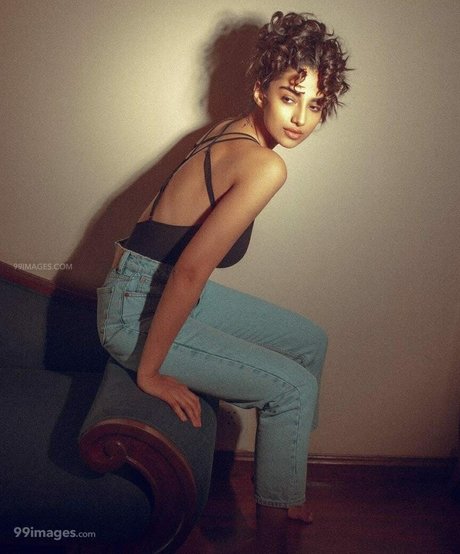 Meenakshi Chaudhary art model photo