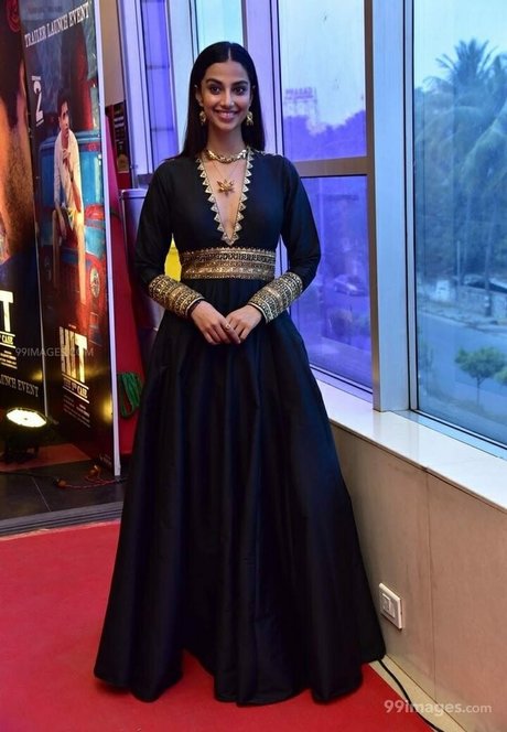 Meenakshi Chaudhary star best pics