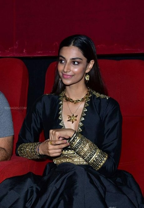 Meenakshi Chaudhary porn model archive