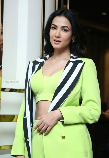 Sonal Chauhan high quality pornstar picture