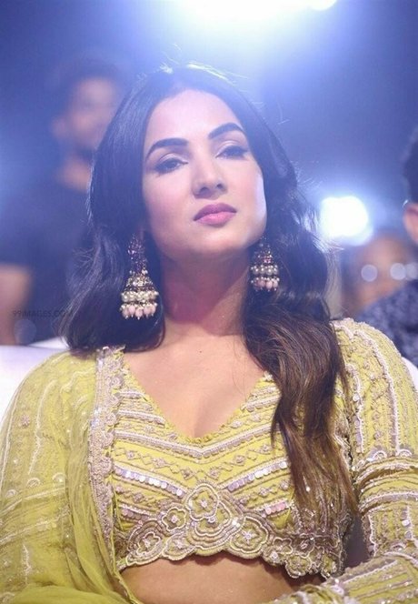 Sonal Chauhan star exclusive photo