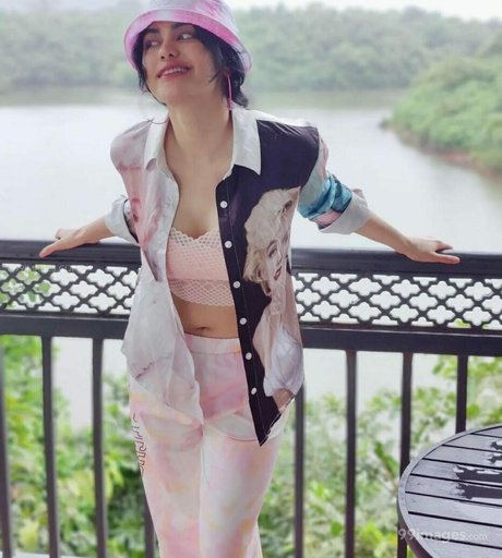Adah Sharma model hot galleries