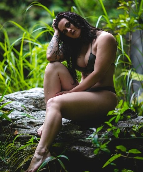 Nerdypeachbabe naked model img