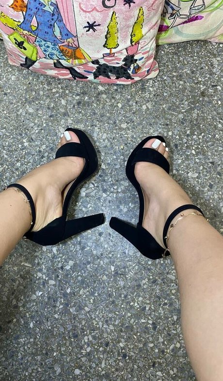 Adri Feet nude model galleries