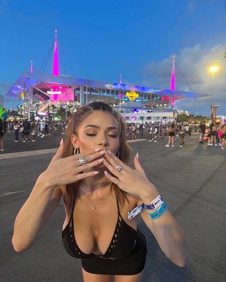 Amanda Kolar model erotic images