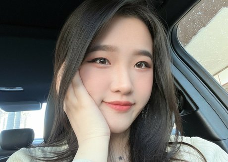 Juwia hot model image