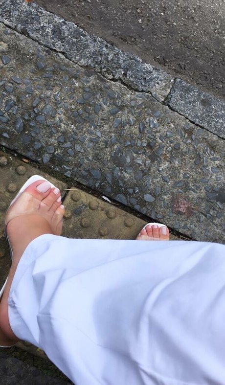 Lyz Feet naked actress pictures