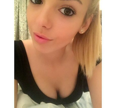 Katherine Bray nice model img