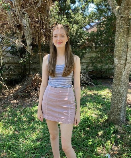 Extraseedless porn model photo