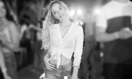 Tiny Miny Mo model perfect photos