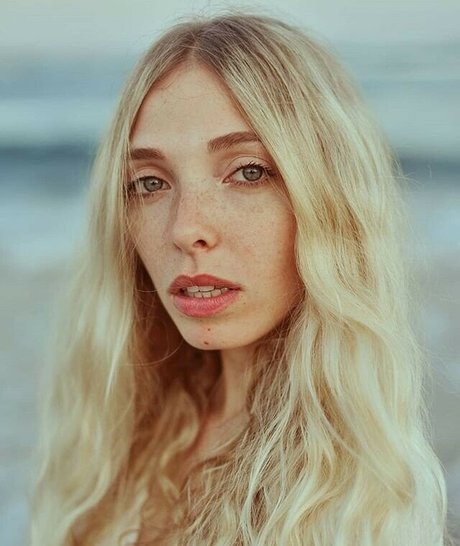 Tiny Miny Mo pornstar adult picture