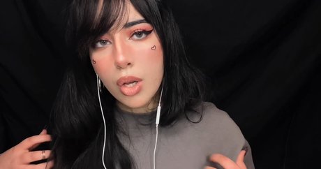 Shiny ASMR sex model picture