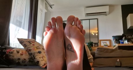 Livie Feet erotic model pic