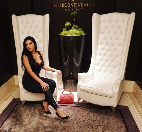 Mizz Ellaa ASMR erotic model galleries