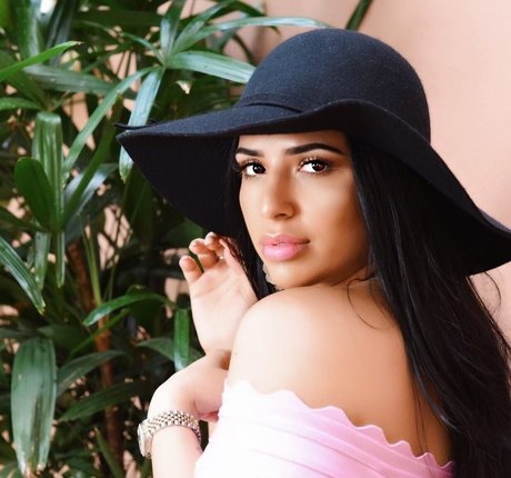 Mizz Ellaa ASMR model xxx photo