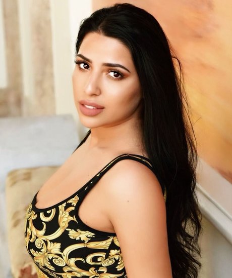 Mizz Ellaa ASMR model top pics