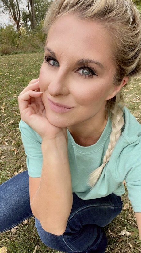 Blonde Country Girl star hot photos