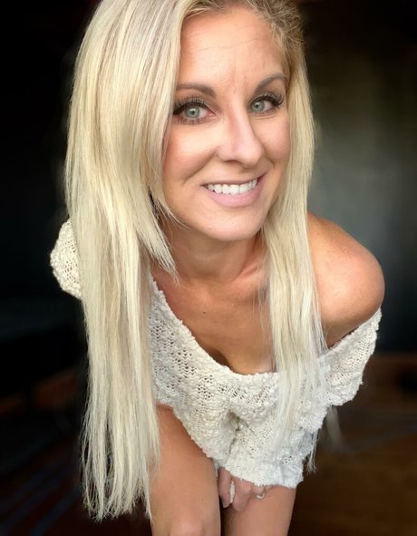 Blonde Country Girl nudes star pictures