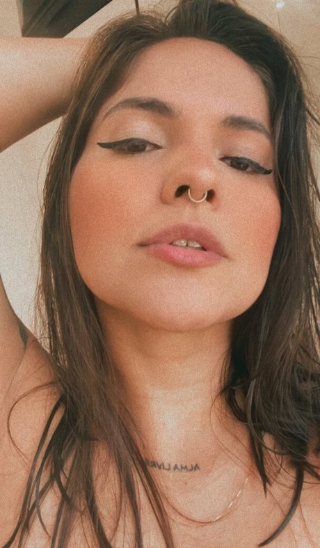 Julieta Baldon model beautiful pic