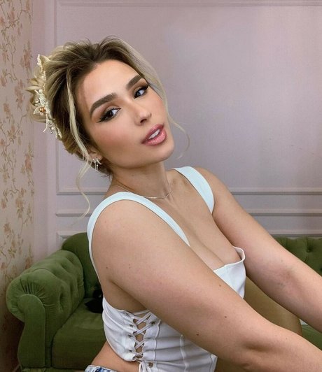 LoryLives perfect model image