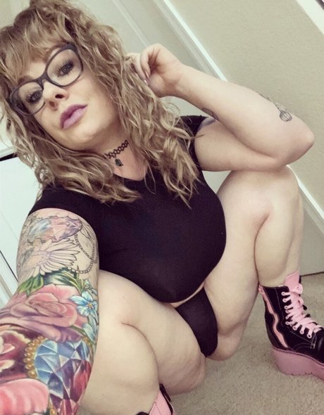 Miss lizzypink erotic star img