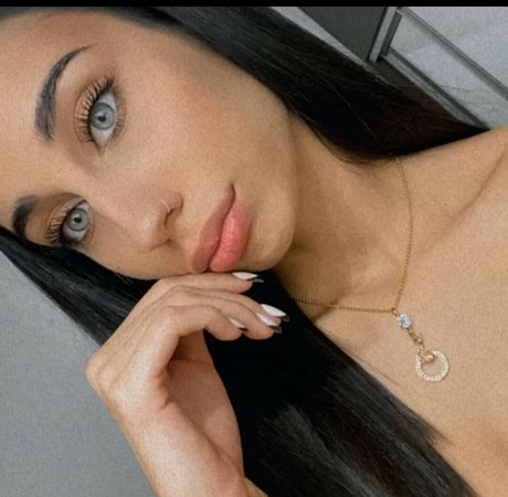 Melina Borgol adult model image