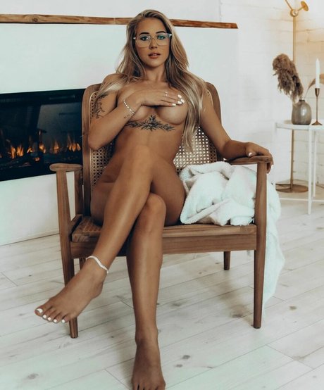 LysbethB model erotic gallery