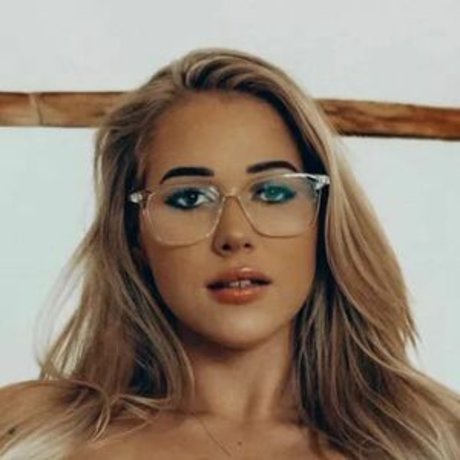 LysbethB porn star photos