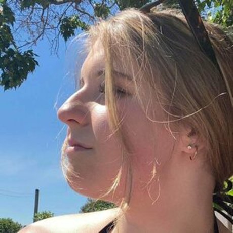 emlepage18 model erotic photos