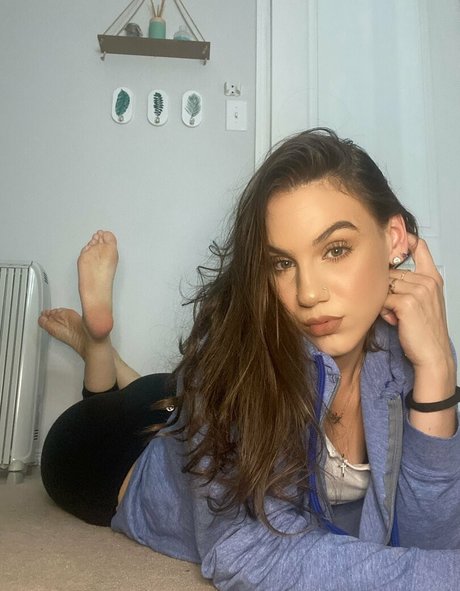 QueenZsFeet naked model photos