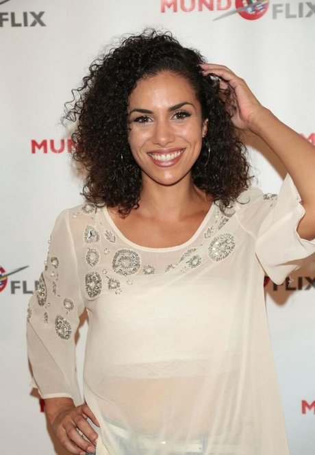 Andrea Sixtos model picture