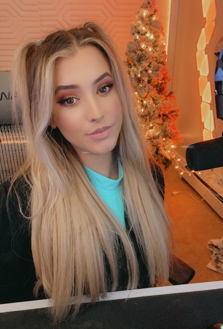 Sweeettails porn model picture