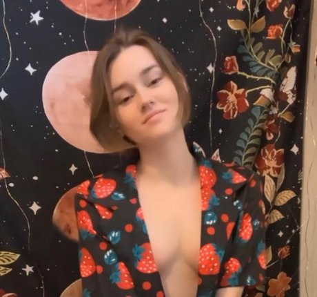 Cat Bogausch nude model pictures