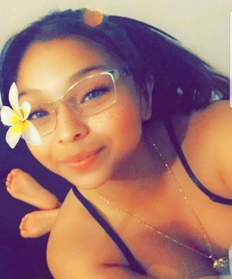 Hellovivifeet art model picture