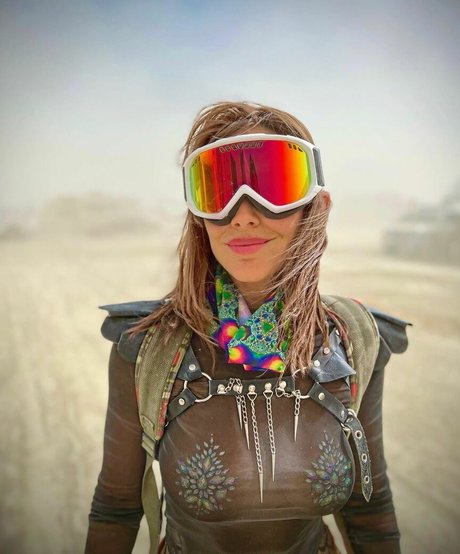 Maria Elisa Camargo pretty star archive