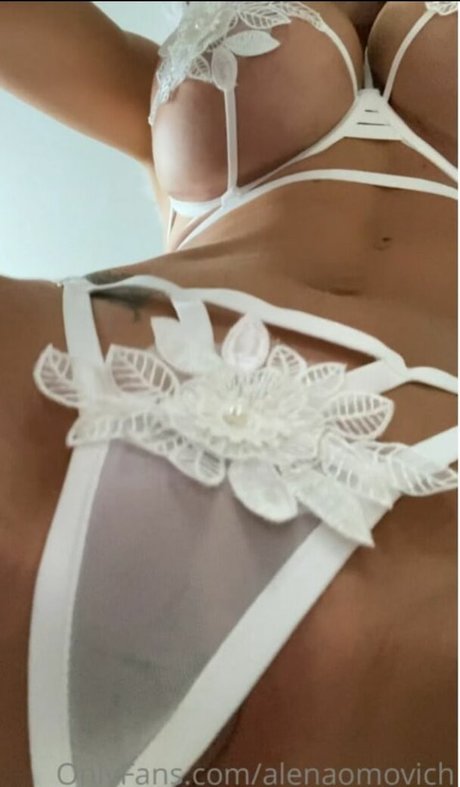 Alena Omovich model erotic pic