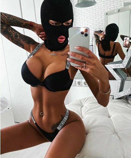 Alena Omovich star hd pics