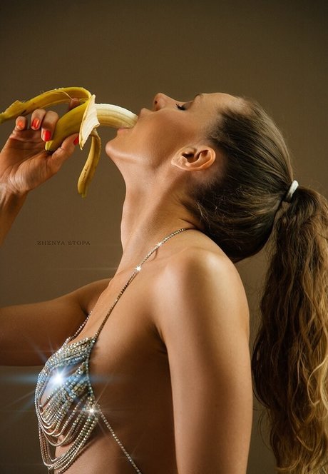 Moneypulator naked model photos