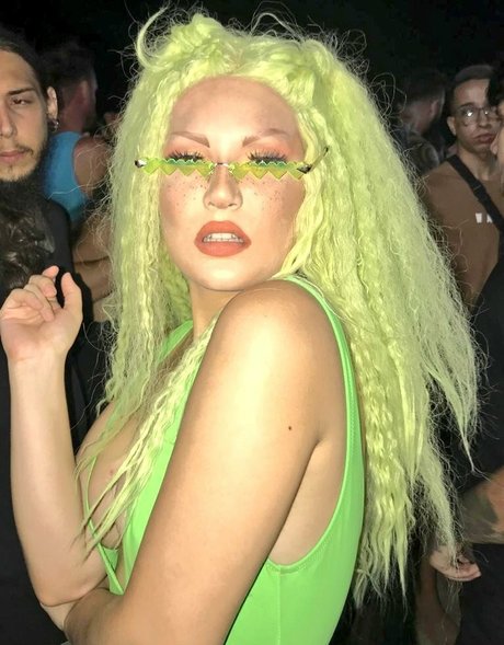 Bi0degradavel pornographic model img