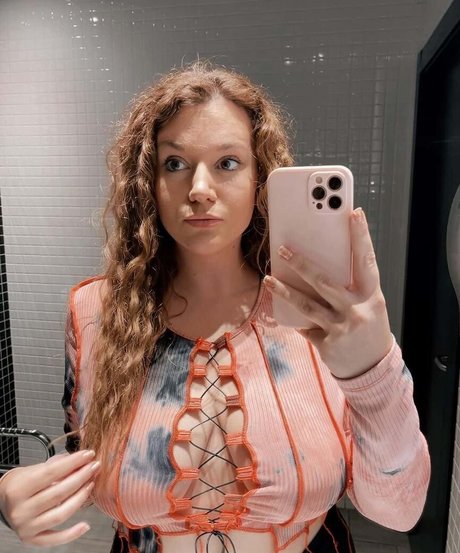 Carmen Curvy model nice img