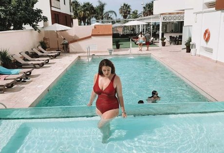 Carmen Curvy model porn archive