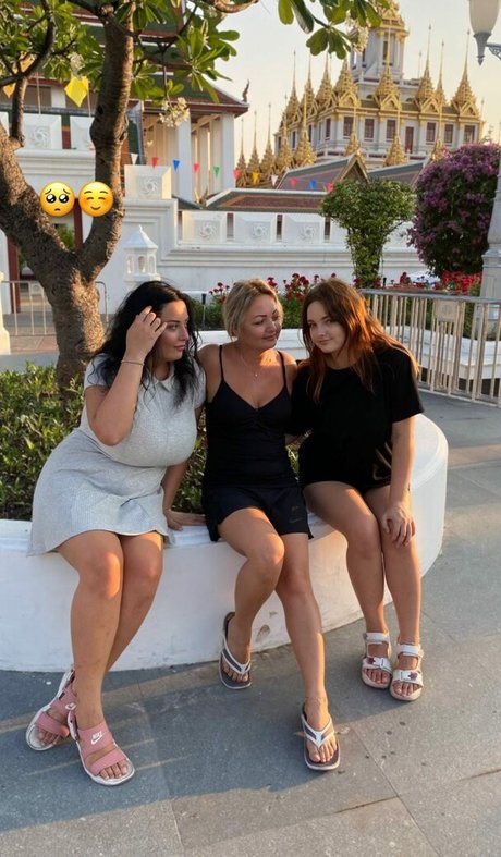 Caroline Moore naked model photos