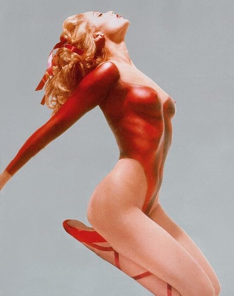 Elizabeth Berkley nice model img