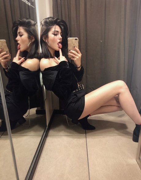 Ghostfl0wer adult actress photo