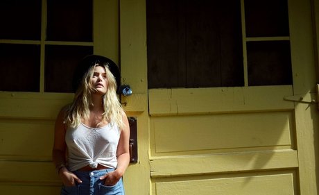 Rachel Keller naked model img