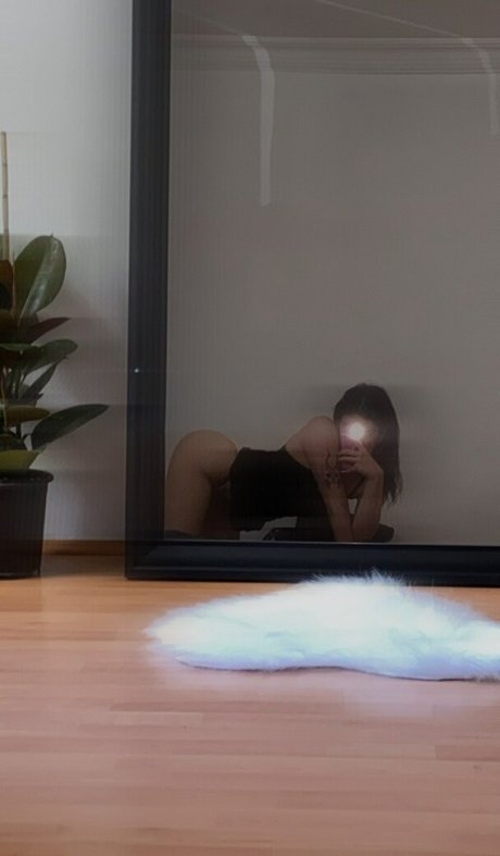 derin4y model top photo