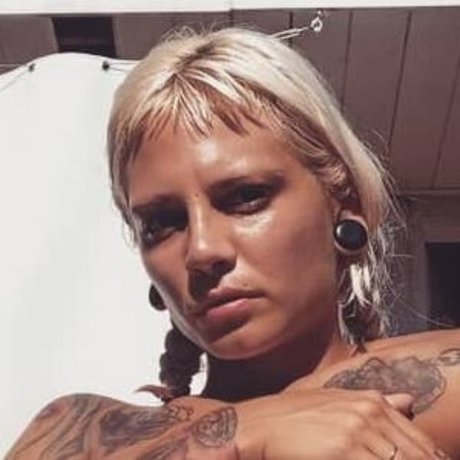 pp4ww naked model picture