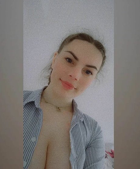 cami__316 nice actress photo