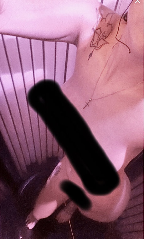 DezSomething hot model image